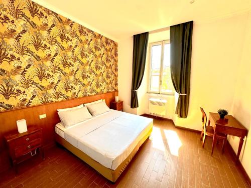 una camera da letto con un letto grande e una finestra di Trevi Romantic Alcova a Roma