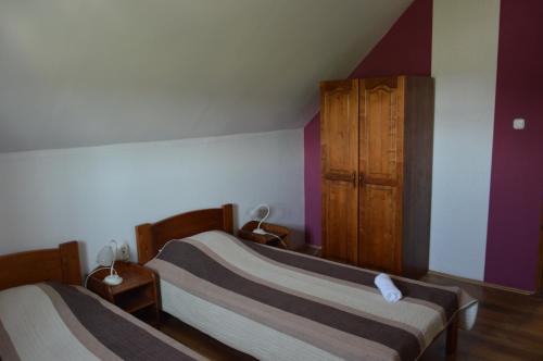 A bed or beds in a room at Régi Csárda és Panzió