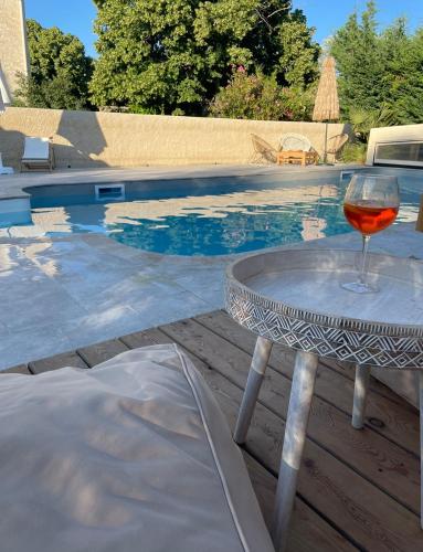 Πισίνα στο ή κοντά στο Sous les étoiles en Provence, gîtes les bambous et les grands chênes