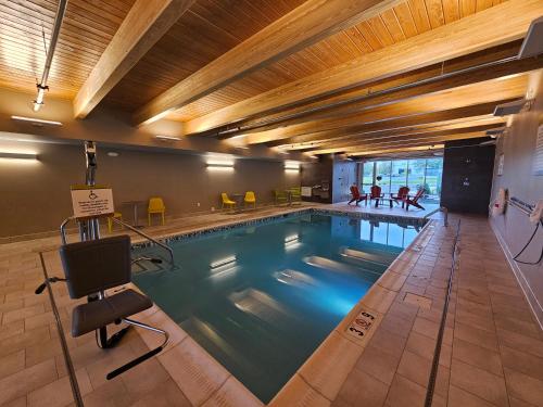 a large swimming pool in a hotel room at Home2 Suites By Hilton Allentown Bethlehem Airport in Bethlehem