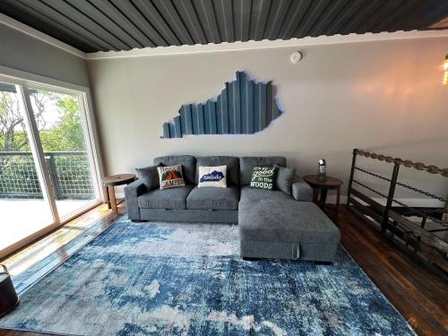 een woonkamer met een bank en een blauw tapijt bij Loft - 01 Lockridge Park in Danville
