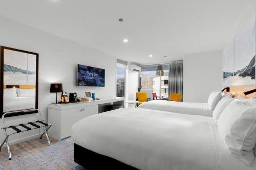 Ein Bett oder Betten in einem Zimmer der Unterkunft Scenic Suites Queenstown