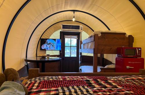 Zimmer mit einem Bett in einem kuppelförmigen Raum in der Unterkunft Wagon - 02 Lockridge Park in Danville