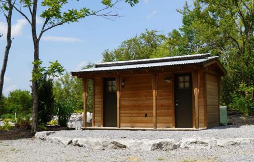 eine kleine Holzhütte mit Bäumen im Hintergrund in der Unterkunft Wagon - 04 Lockridge Park in Danville