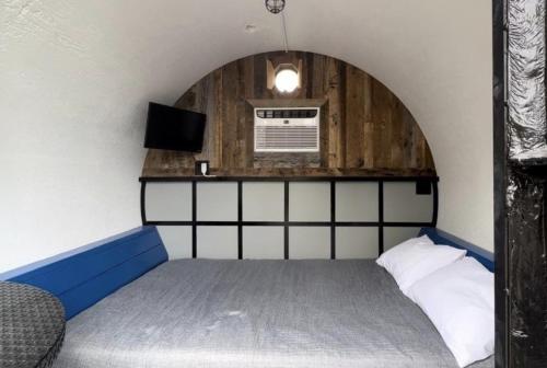 Habitación pequeña con cama y microondas. en Tube - 06 Lockridge Park en Danville
