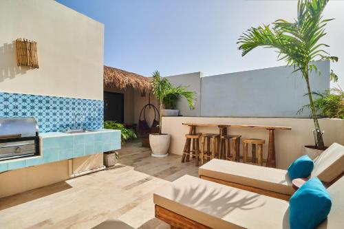 Χώρος καθιστικού στο Spacious & Comfy Penthouse Oasis with Plunge Pool