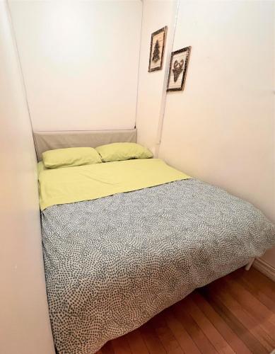 a small bed in a small room at ReUnion in Montréal