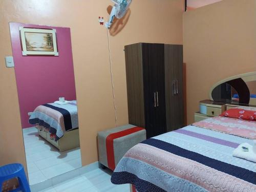 una habitación de hotel con cama y una habitación con en D203, en Moyobamba