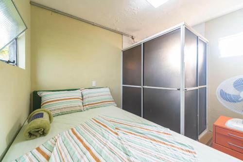 a small bedroom with a bed and a closet at Hostel Multiverso in Santo André