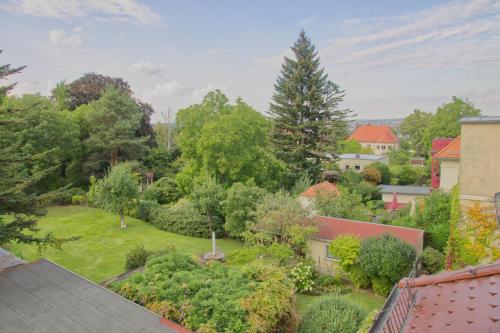 een luchtzicht op een tuin met bomen en struiken bij Apartment Traumzeit mit Balkon in Vorstadtvilla in Dresden