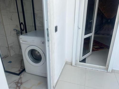 una lavatrice in un bagno accanto a una finestra di Tourist pansiyon 2 a Antalya (Adalia)