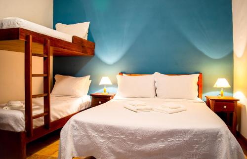 a bedroom with two bunk beds and two lamps at Villa Bella Ferradura in Búzios