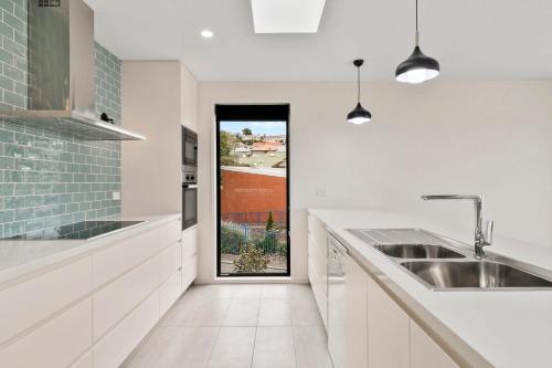 Kuchyň nebo kuchyňský kout v ubytování Lord Street Villa - Spacious Comfort & River Views