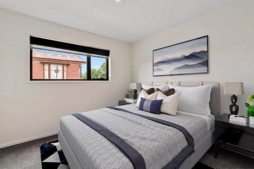 Postel nebo postele na pokoji v ubytování Lord Street Villa - Spacious Comfort & River Views