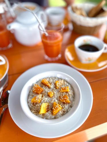 een schaal havermout met fruit op tafel bij SLOW - Villa & Café in Tangalle