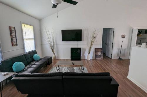Μια τηλεόραση ή/και κέντρο ψυχαγωγίας στο Modern home steps to historic downtown Salisbury