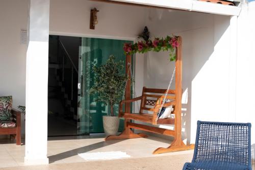 un porche con una silla azul y una planta en CASA TORRES en Bonito