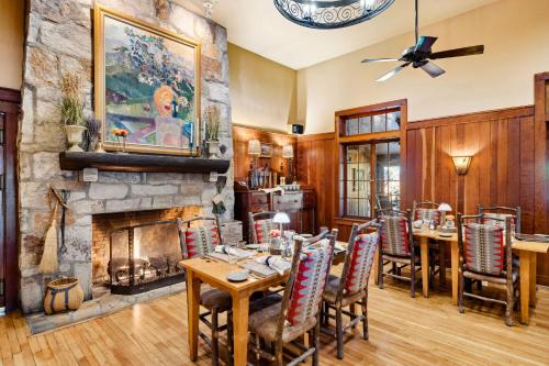Snowbird Mountain Lodge - All-Inclusive Adventureにあるレストランまたは飲食店