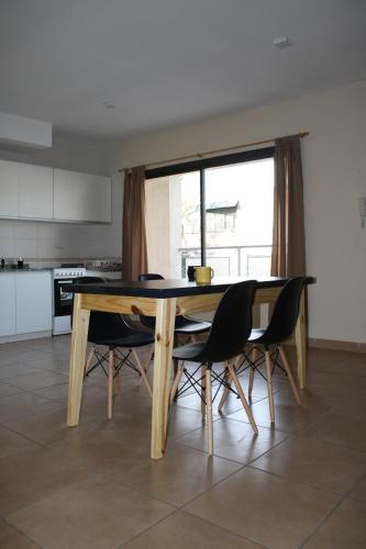 y cocina con mesa de comedor y sillas. en Chañares Centric Apartment en Mendoza
