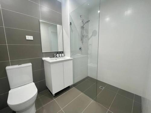 Ванная комната в Cosy Stays 1 Bedroom Apartment Rosebery Parking & Balcony Sydney Escape