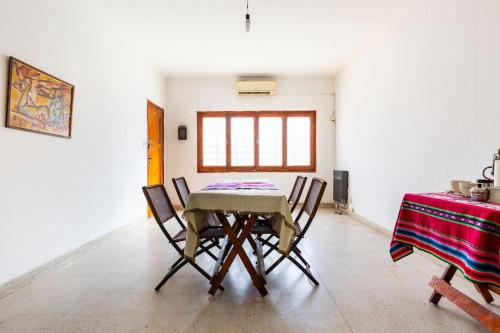 comedor con mesa, sillas y ventana en Eco Hogar Mza en Mendoza