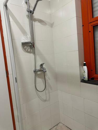baño con ducha y puerta de cristal en Casa panoramica zoosafari en Selva di Fasano