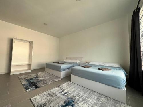 1 dormitorio con 2 camas y ventana en IJ Lodge, en Miri