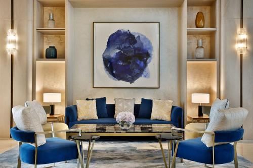 Ein Sitzbereich in der Unterkunft The St. Regis Riyadh