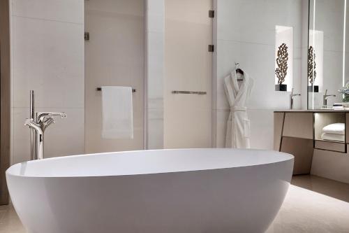 Ein Badezimmer in der Unterkunft The St. Regis Riyadh