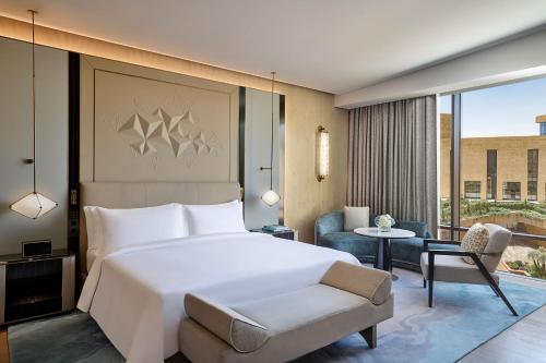 Ein Bett oder Betten in einem Zimmer der Unterkunft The St. Regis Riyadh