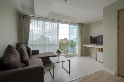 TV a/nebo společenská místnost v ubytování Prachuap Grand Hotel
