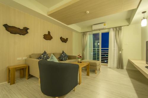 Posezení v ubytování Prachuap Grand Hotel