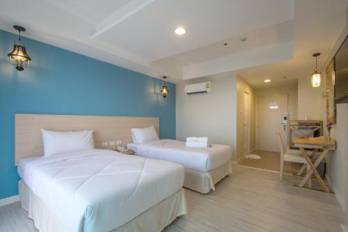 Postel nebo postele na pokoji v ubytování Prachuap Grand Hotel