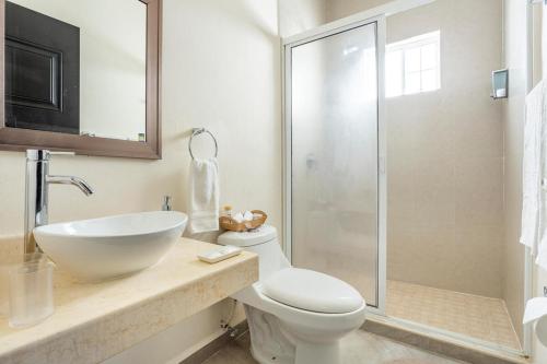 a bathroom with a sink and a toilet and a shower at Casa Balam-Exclusivo y Amplio-Ideal Home Office in Playa del Carmen