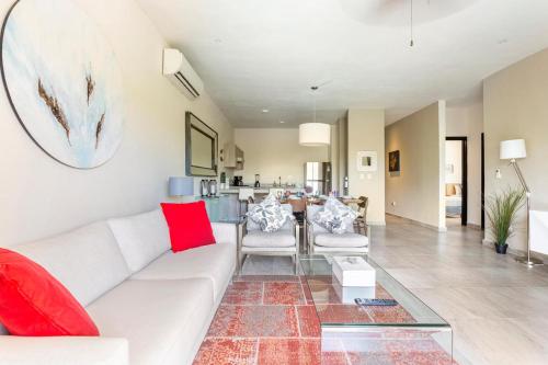 a living room with a white couch and red pillows at Casa Balam-Exclusivo y Amplio-Ideal Home Office in Playa del Carmen
