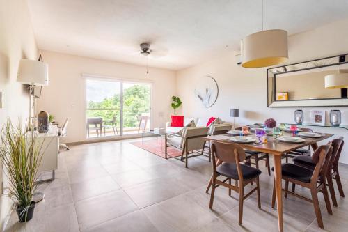 a dining room and living room with a table and chairs at Casa Balam-Exclusivo y Amplio-Ideal Home Office in Playa del Carmen