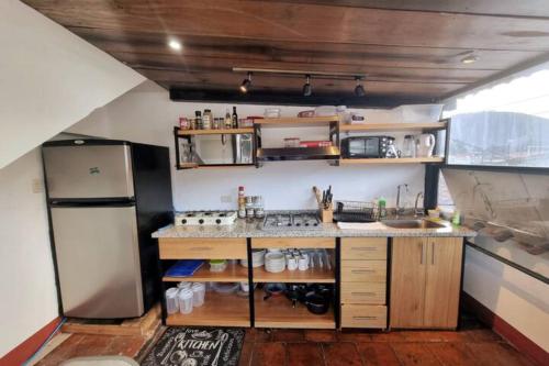 eine kleine Küche mit Kühlschrank und Spüle in der Unterkunft Casa Capirucho in Antigua Guatemala