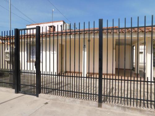 una cerca de metal negro frente a un edificio en Las Rosas 1 en Salta