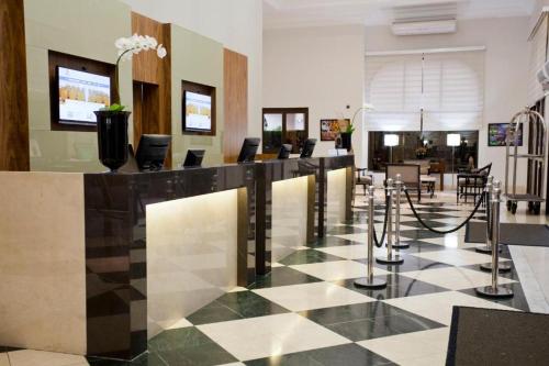 um átrio com um piso xadrez e uma sala de espera em World Flat Hotel - Vila Olímpia em São Paulo