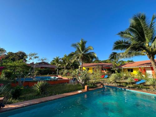 uma piscina em frente a um resort em Residence Las Lajas em Las Lajas