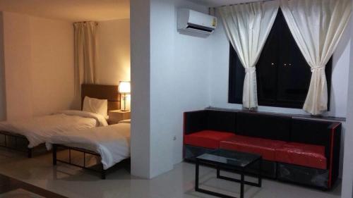 pokój hotelowy z 2 łóżkami i oknem w obiekcie Me 2 Kamphangsaen w mieście Kamphaeng Saen