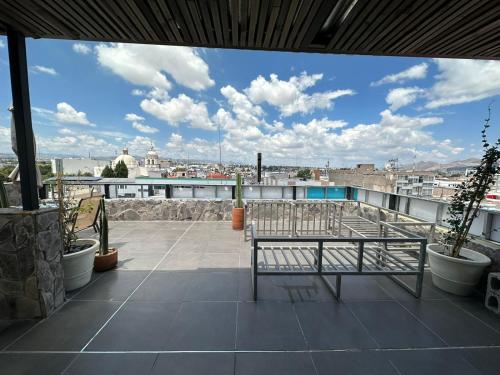 d'un balcon avec un banc et une vue sur la ville. dans l'établissement Quinta del sol, à Chihuahua