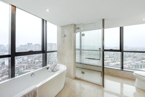 Bathroom sa Shantou International Hotel