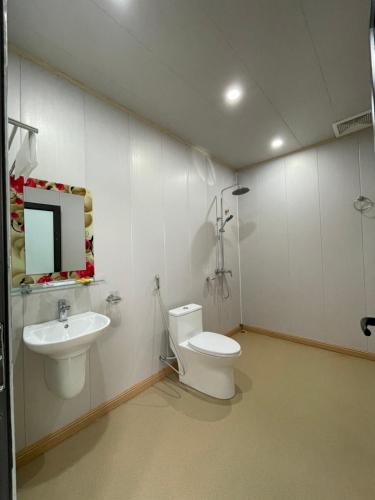 bagno con servizi igienici e lavandino di Homestay Hoa ban a Mộc Châu