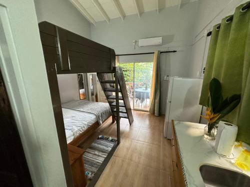 Postel nebo postele na pokoji v ubytování Guava Shores Castara