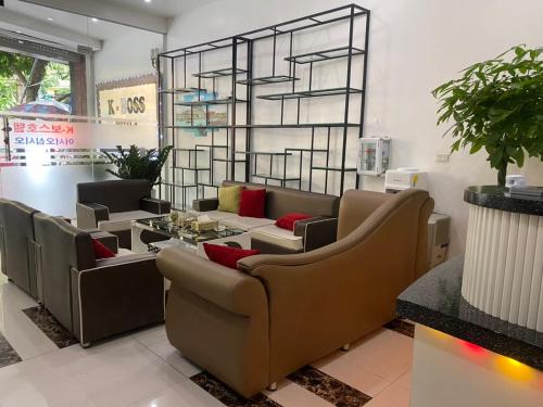 una sala de espera con sofás y mesas en una tienda en K-BOSS Hotel, en Bắc Ninh