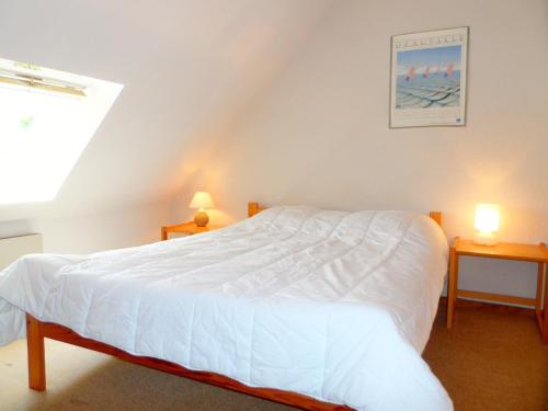 - une chambre avec un lit blanc et 2 tables dans l'établissement Charmant Cottage Normand avec Jardin, Proche Hippodrome, Piscine Chauffée et Tennis, Parking Privé - FR-1-487-288, à Cabourg