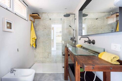 ein Badezimmer mit Glasablage und Dusche in der Unterkunft Apartment in Palm Mar - Insel Teneriffa 44996 in Palm-mar