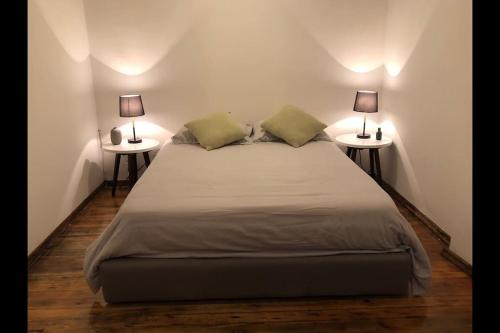Bett in einem Zimmer mit zwei Lampen an zwei Tischen in der Unterkunft Loft Condesa in Mexiko-Stadt