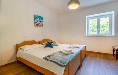 ein Schlafzimmer mit einem Bett mit zwei Handtüchern darauf in der Unterkunft Nice Apartment In Portoroz With Kitchen in Portorož